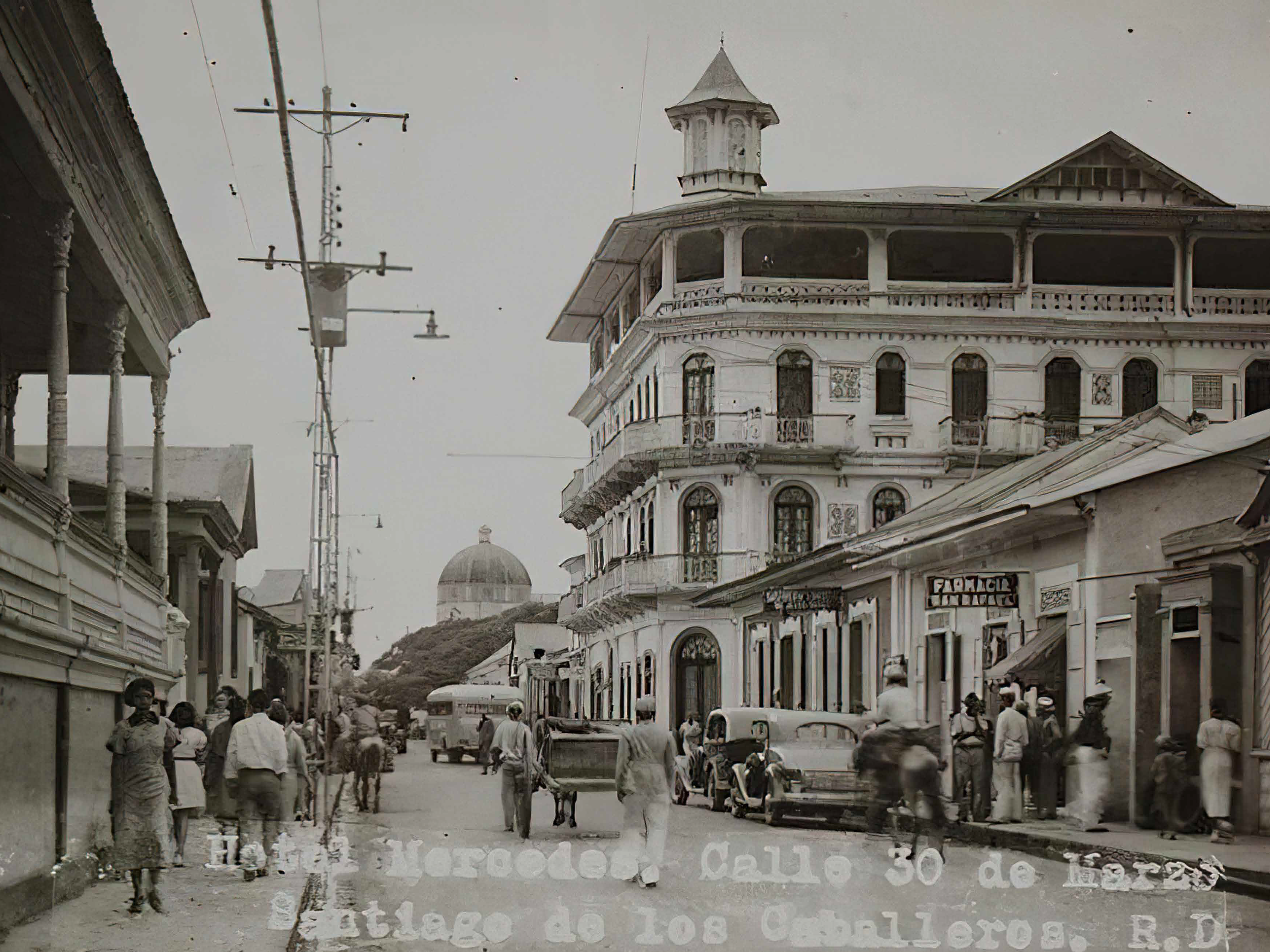 Calle histórica de Santiago con el Hotel Mercedes